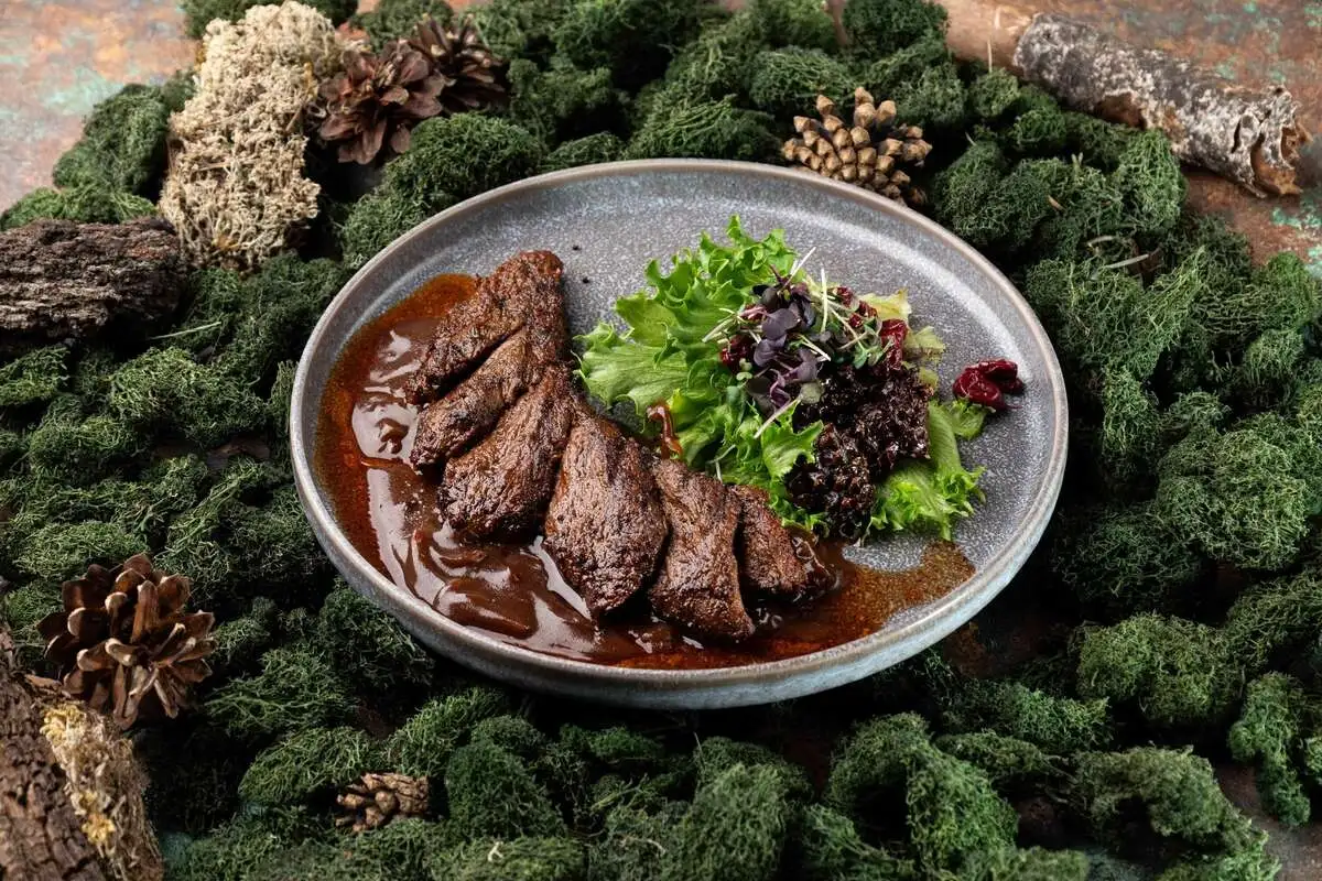 Оленина в соусе из молодых шишек 