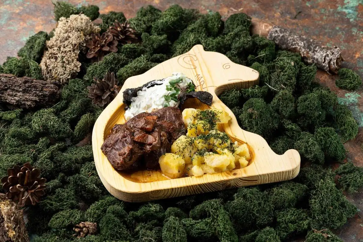 Томленая медвежатина с разварным картофелем и толченым зеленым луком в сметане