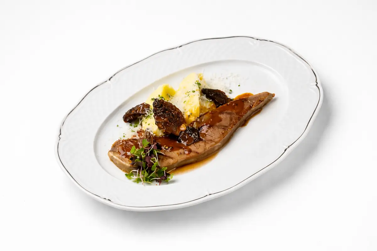 Говяжий язык со сморчками