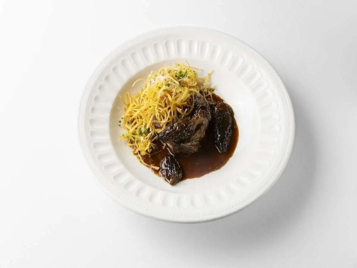 Миньон с картофелем пай и соусом из смарчков