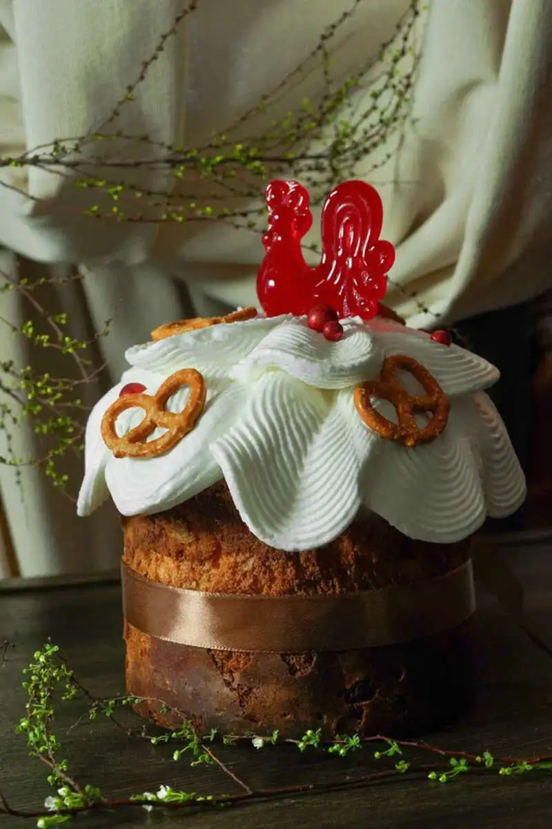 Кулич из фермерского творога с вяленой вишней, изюмом и ванилью