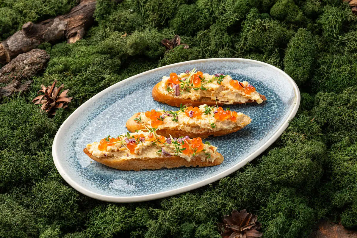 Риет из омуля холодного копчения на тостах из белого хлеба