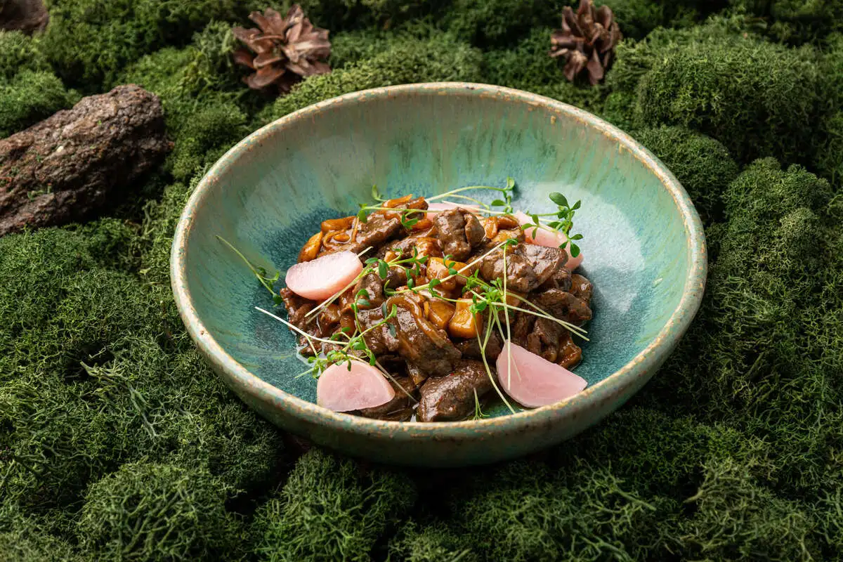 Косуля с жареными белыми грибами