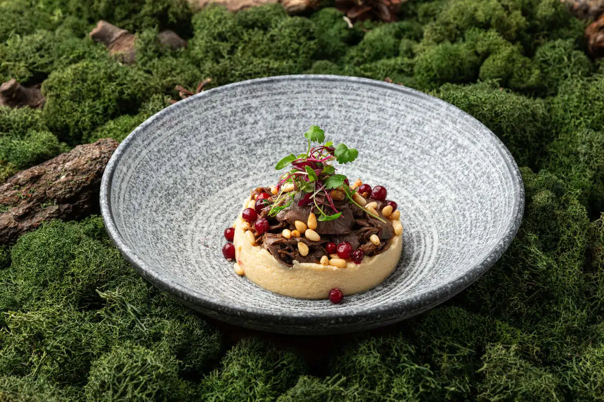 Сердце оленя на пюре из квашеной капусты