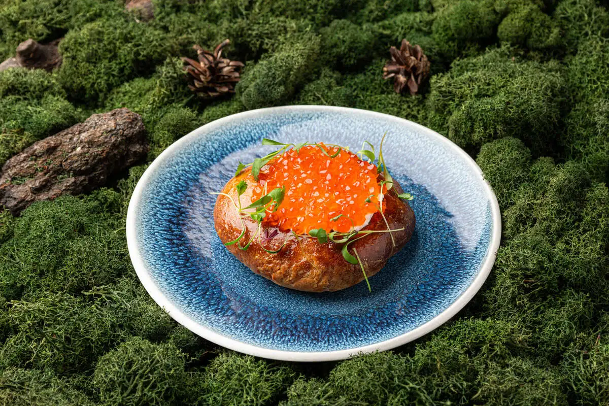 Шаньга с красной икрой