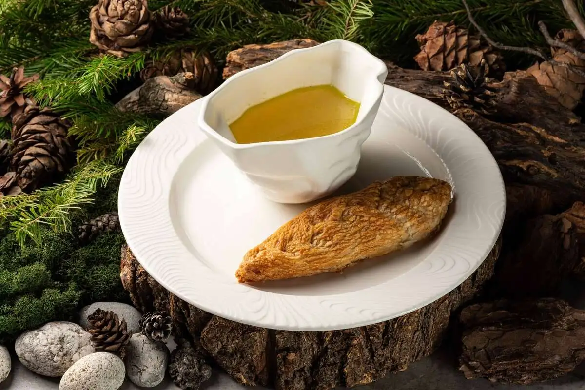 Пирог с визигой из стерляди и рыбным бульоном 