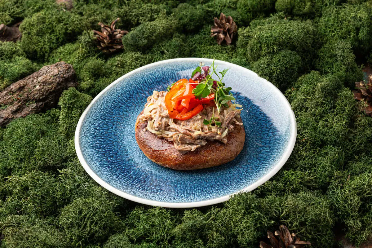 Шаньга с томленой лосятиной 