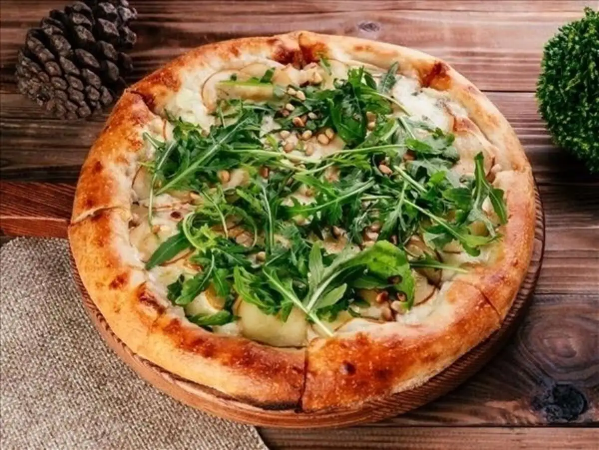 Пицца с сыром Горгонзола и грушей