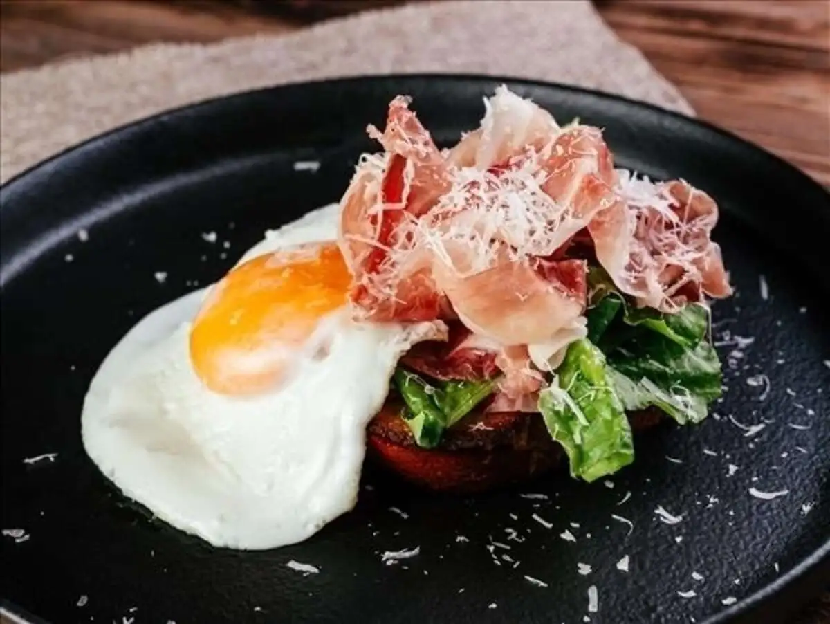 Тост с прошутто, глазуньей и печеным перцем