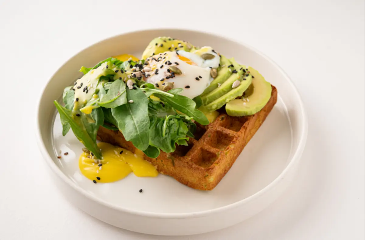 Кабачковая вафля с яйцом пашот и авокадо