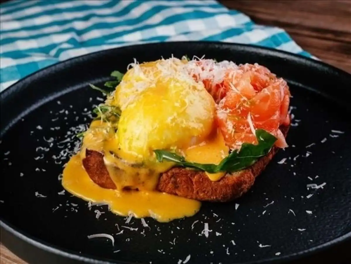 Бенедикт с лососем и Голландским соусом