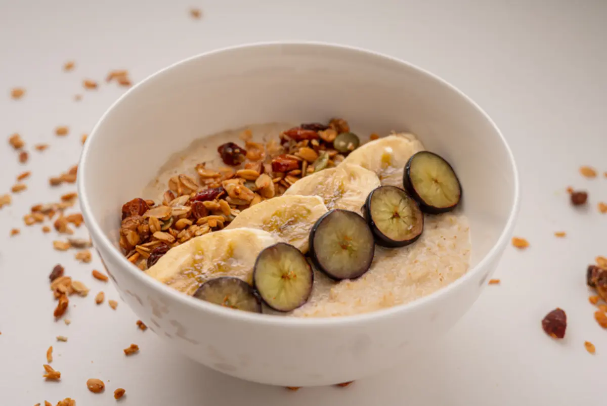 Овсяная каша с гранолой и ягодами