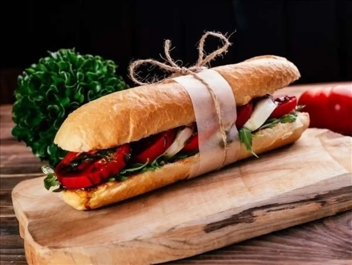 Сендвич с Моцареллой и томатами