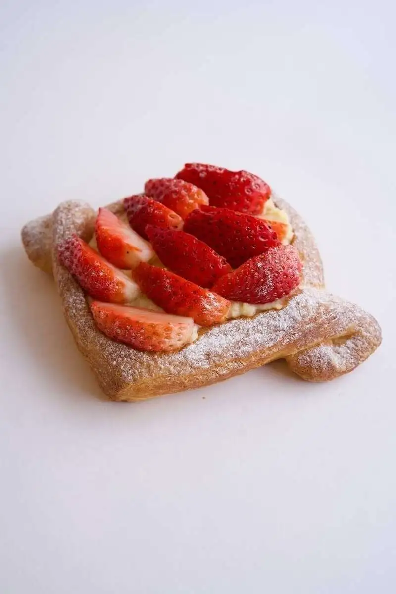 Слойка с клубникой