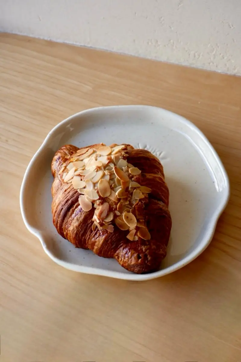 Круассан с миндалем