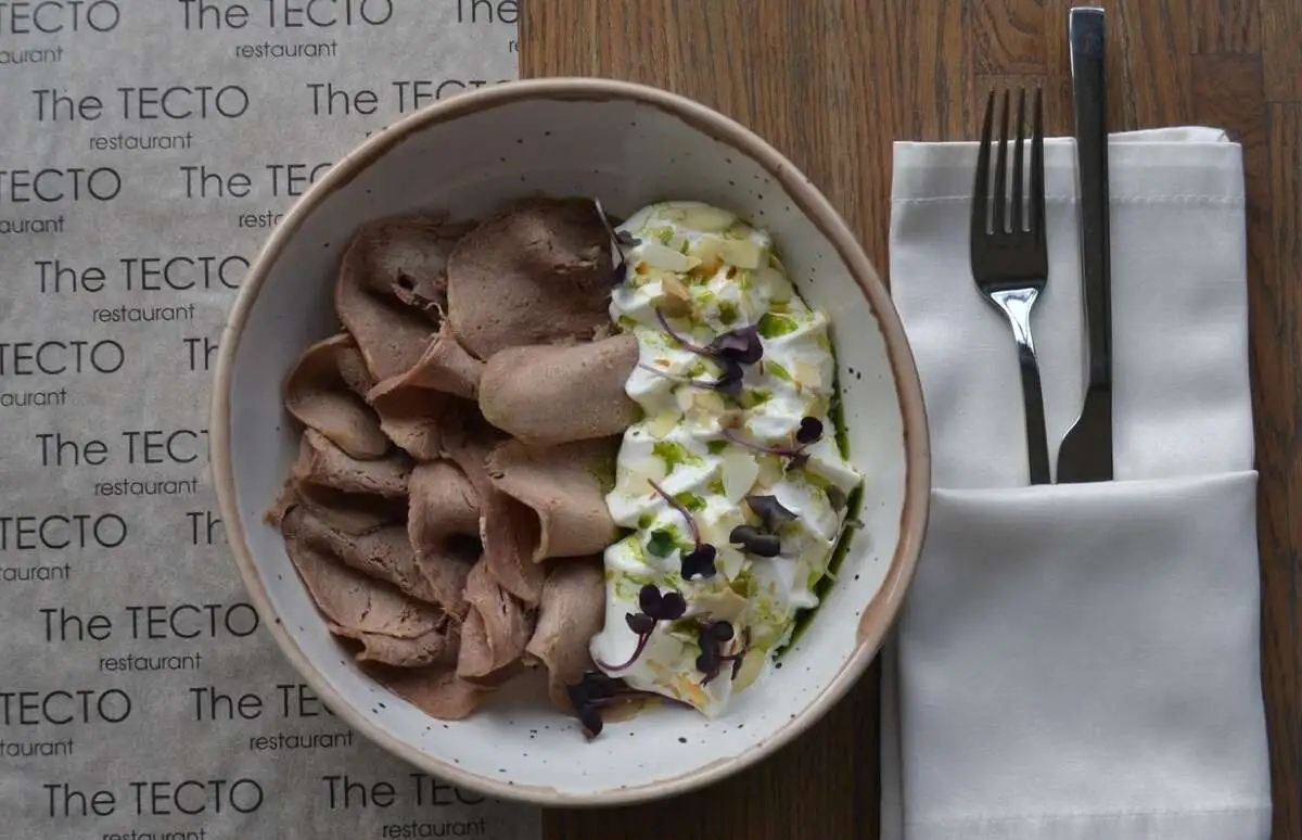 Язык говяжий с муссом из хрена и миндалем