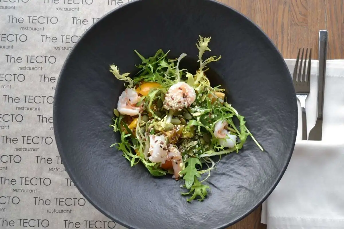 Салат с креветками, авокадо и томатами