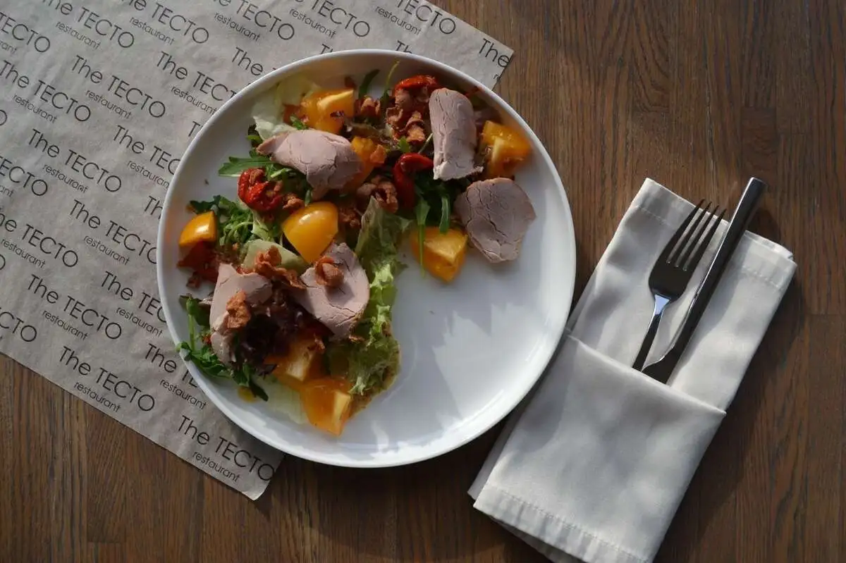 Салат с чипсом из бекона,томатами и перцем Конфи