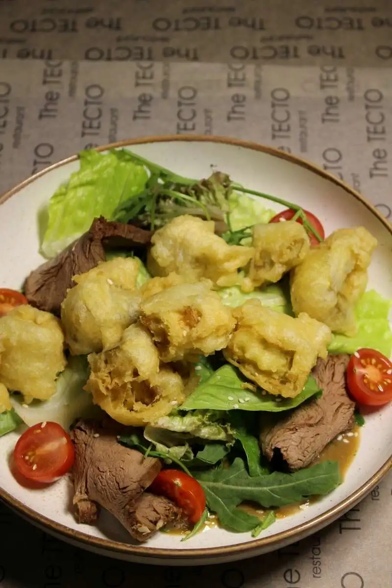 Салат с ростбифом и обжаренными баклажанами в кляре 