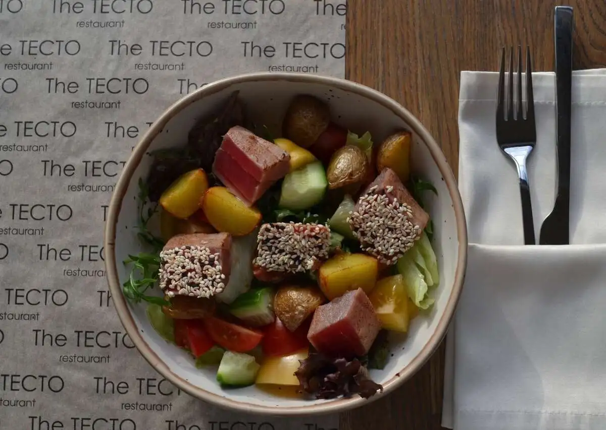 Салат с опаленным тунцом