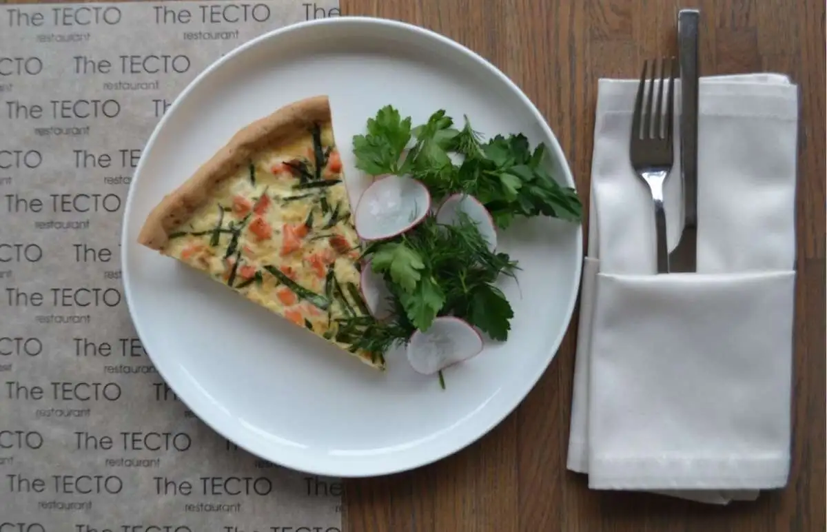 КИШ с лососем и шпинатом