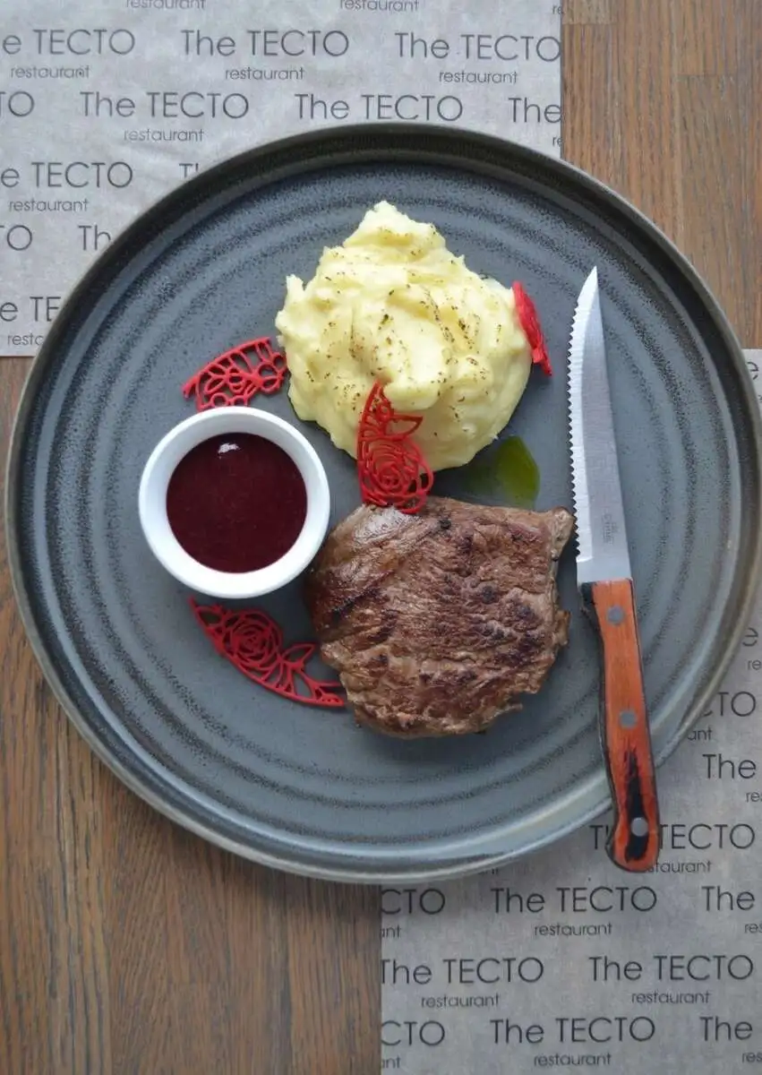 Стейк из говяжьей вырезки с вишневым соусом