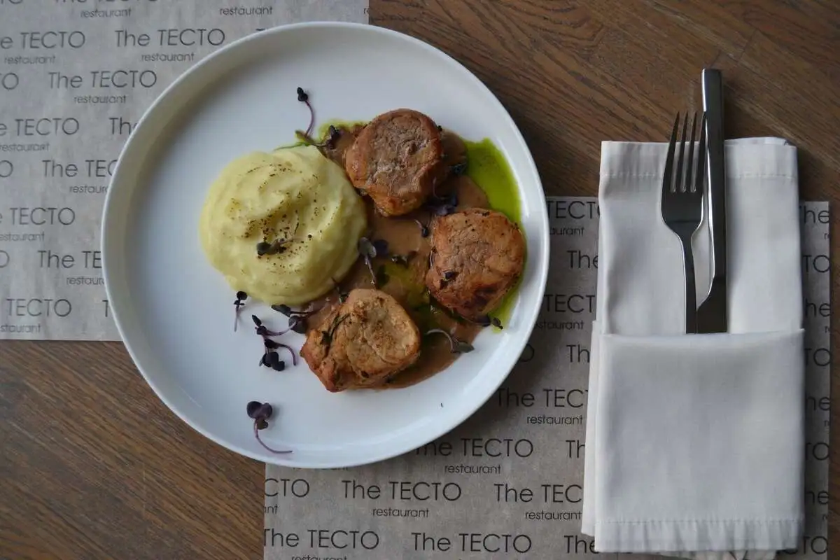 Медальоны из свинины с картофельным пюре и соусом Деми гляс