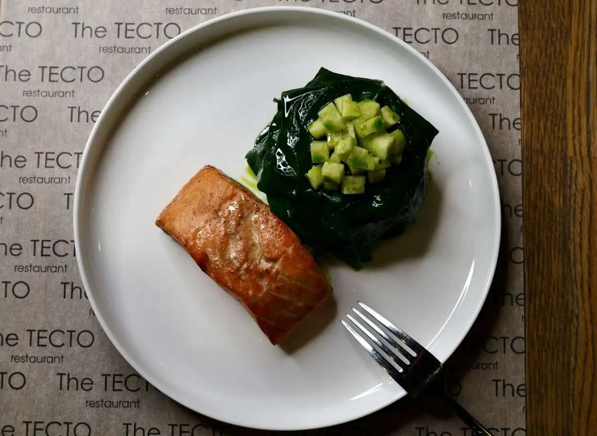 Стейк лосося на пару с жасмином и шпинатом