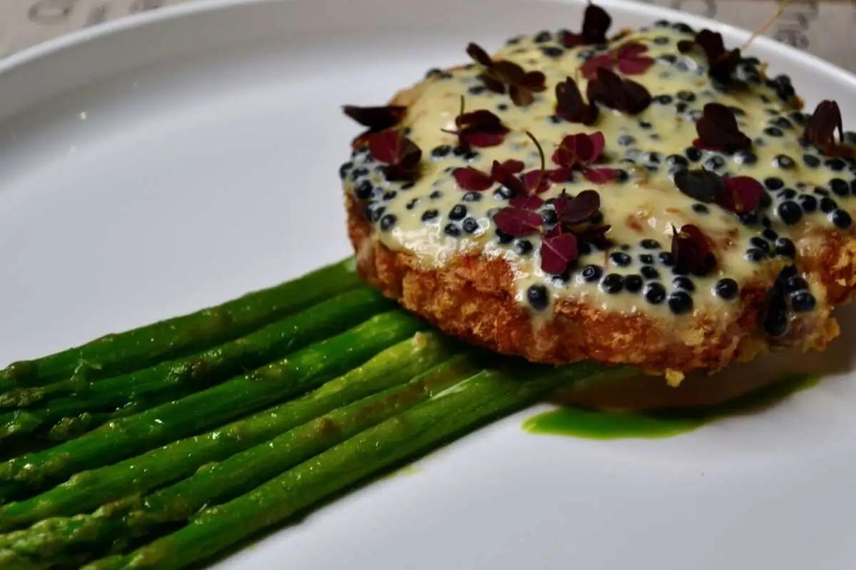 Котлета из трески с овощами и сливочным соусом