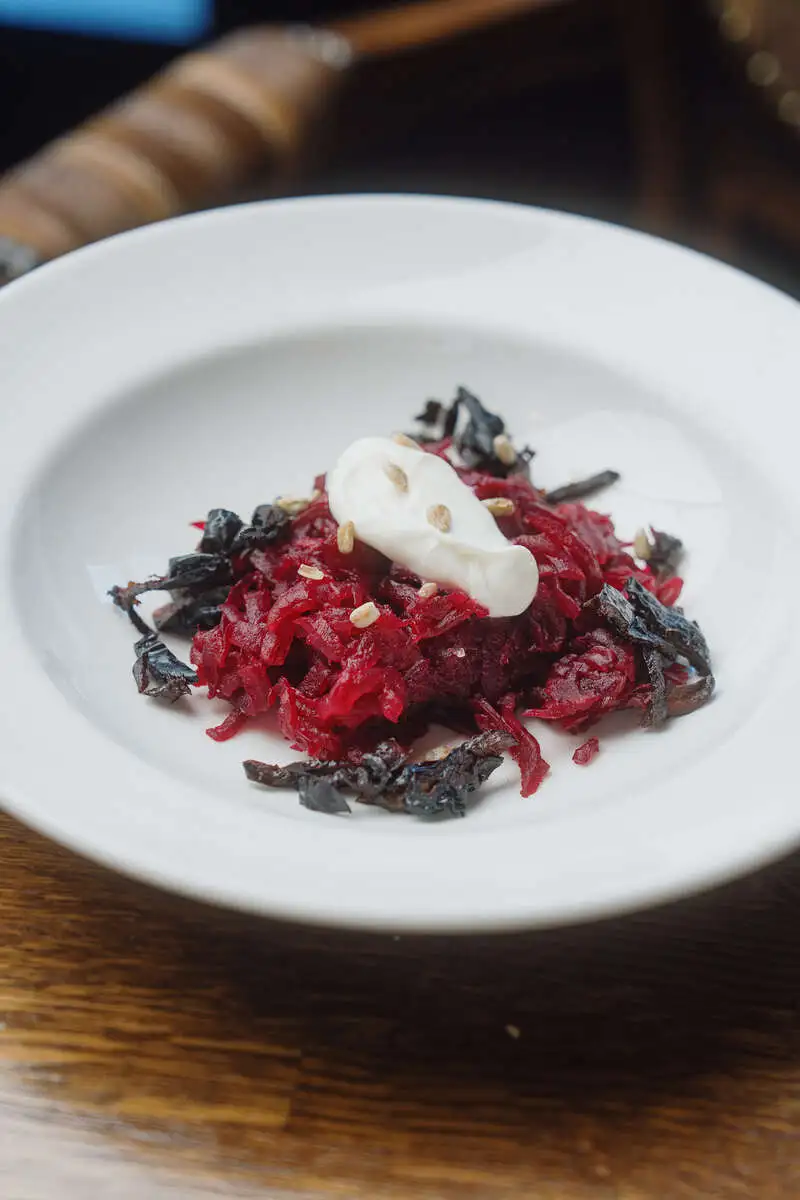 Свекольный с черносливом и сметаной