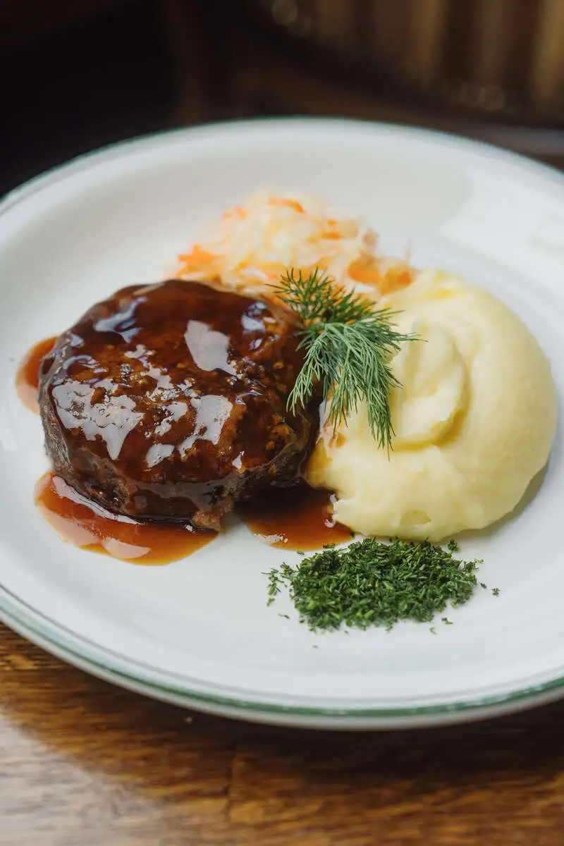 Домашняя котлета с сыром и картофельным пюре