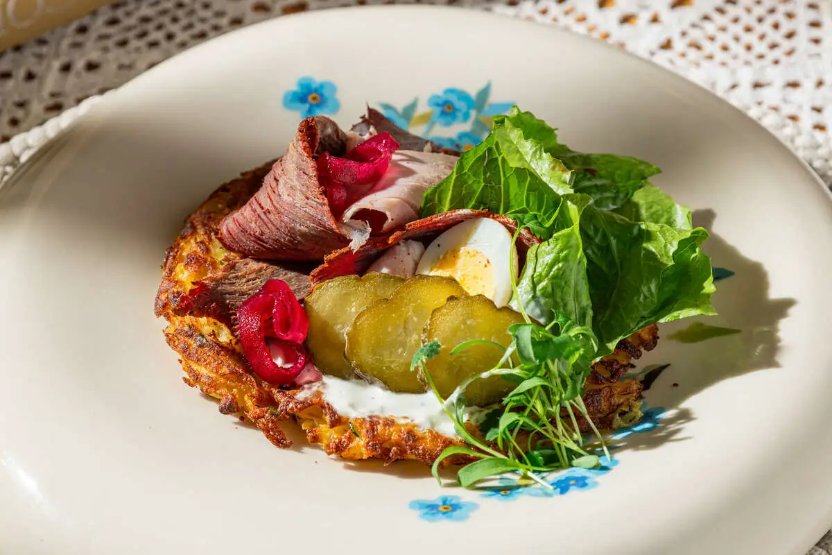 Драники с пастрами и окороком 