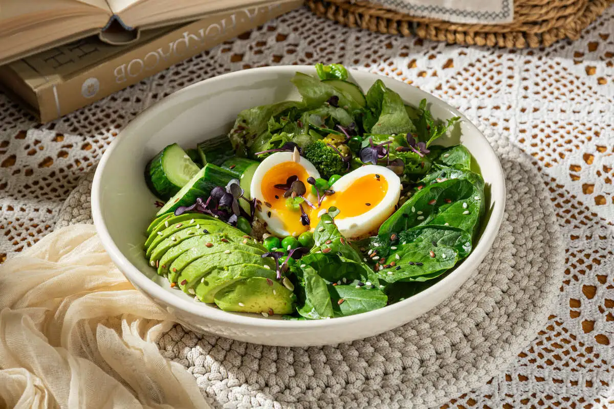 Зеленый завтрак с авокадо и киноа 