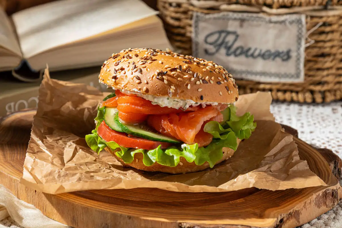 Бейгл  с лососем слабой соли