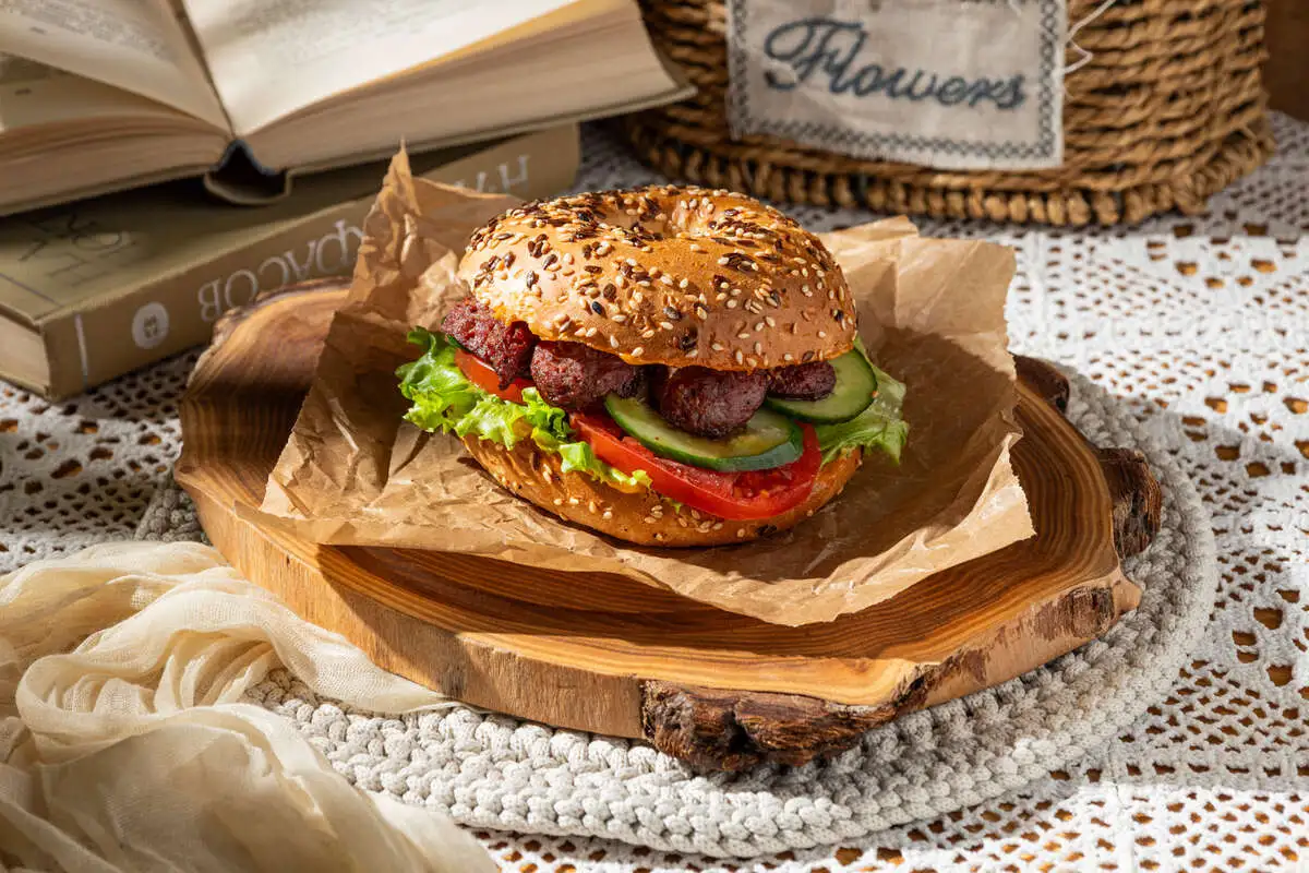 Бейгл с колбасой из косули 