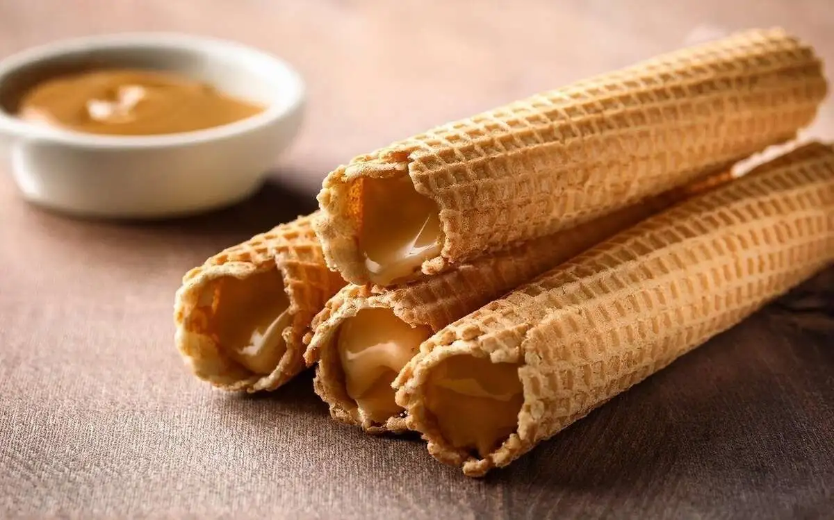 Вафельная трубочка с вареной сгущенкой