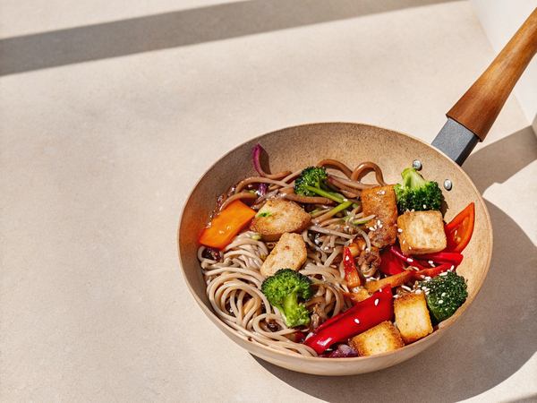 Wok с тофу, грибами и овощами