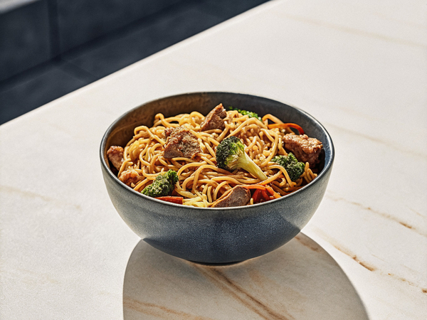 Wok с говядиной, брокколи и чесноком