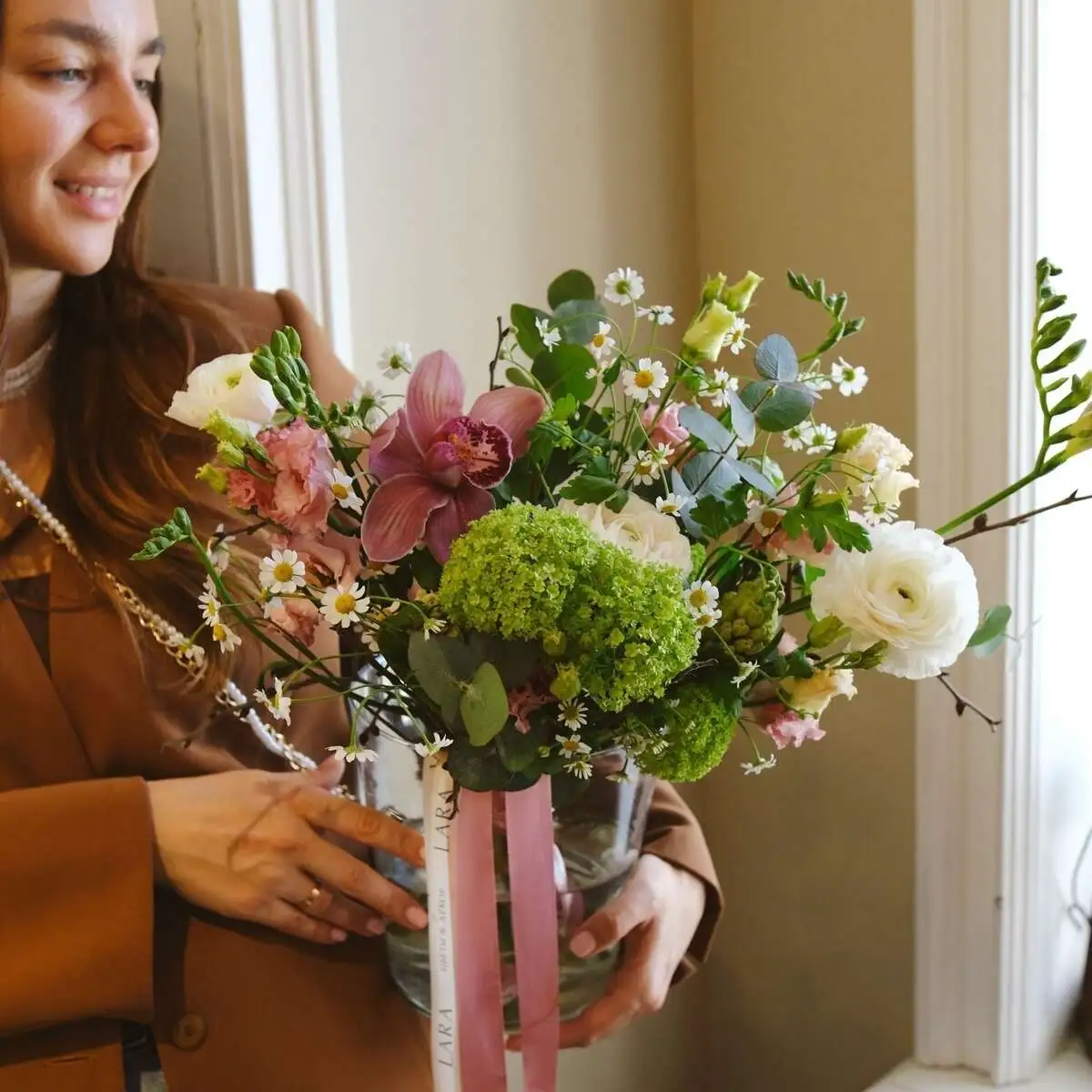 Букет "Весеннее пробуждение" размер М с вазой