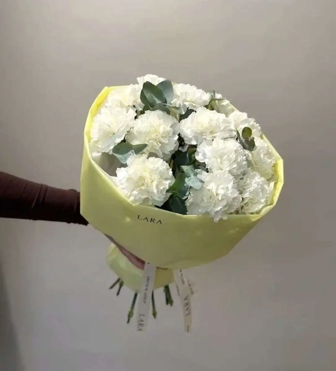 Букет "Белые диантусы с эвкалиптом"