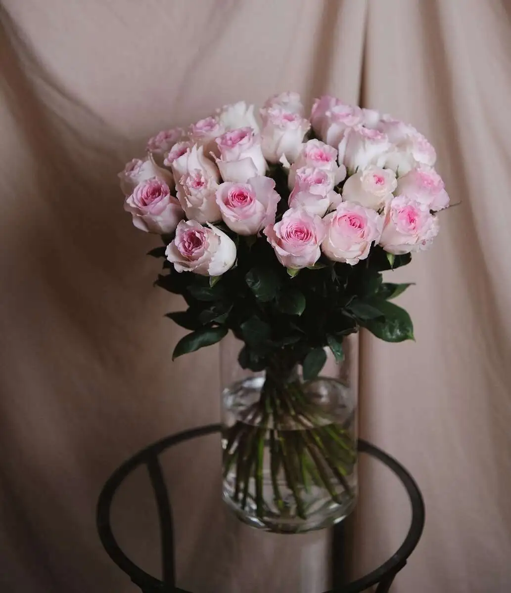 Букет из 25 нежно-розовых роз с вазой