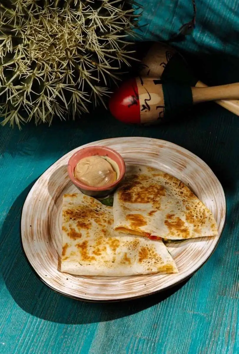 Кесадилья с томлёной говядиной 