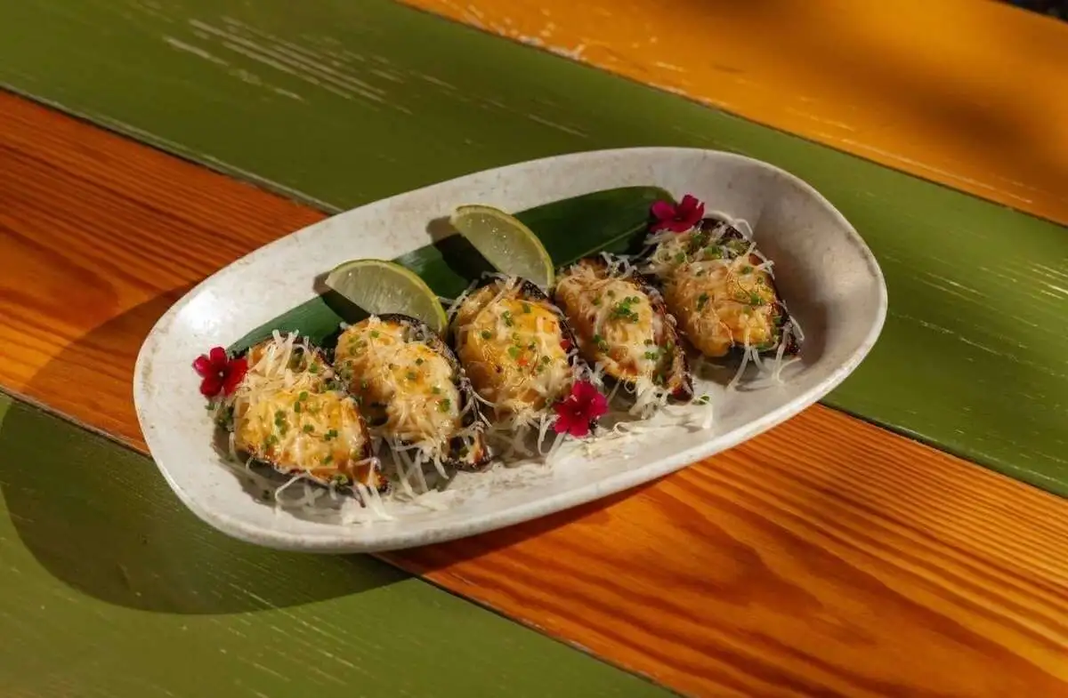 Запеченные мидии в соусе том ям с сыром пармезан