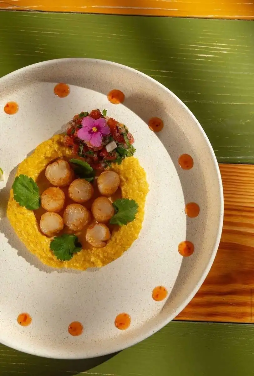 Гребешки гриль с кукурузным пюре и сальсой пико-де-гайо