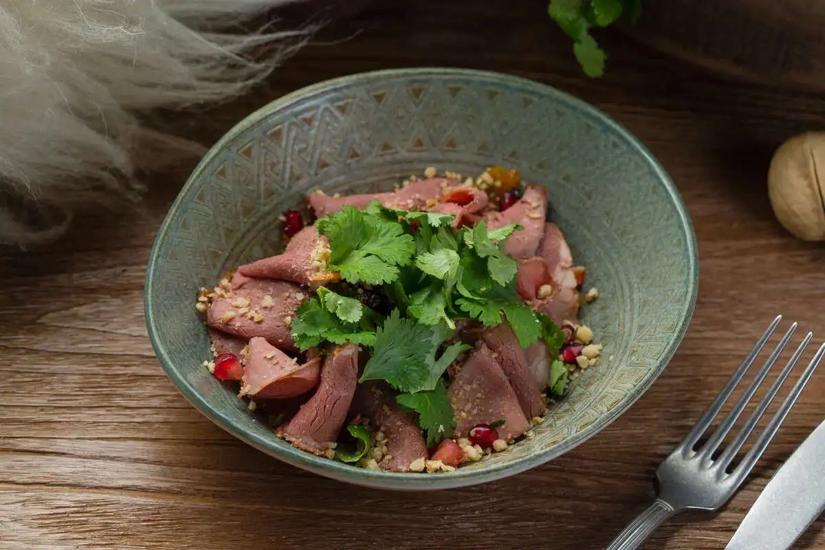 Салат грузинский с ростбифом