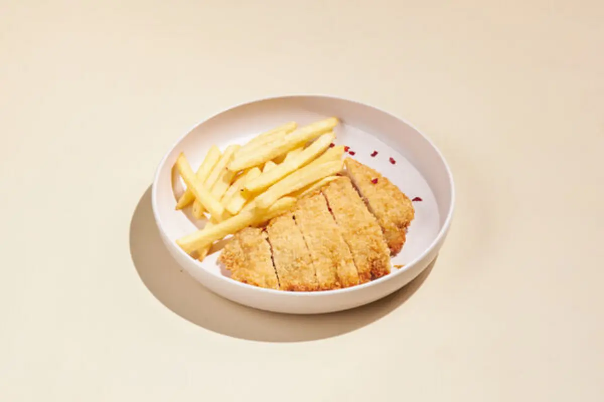 Куриный шницель с картофелем фри