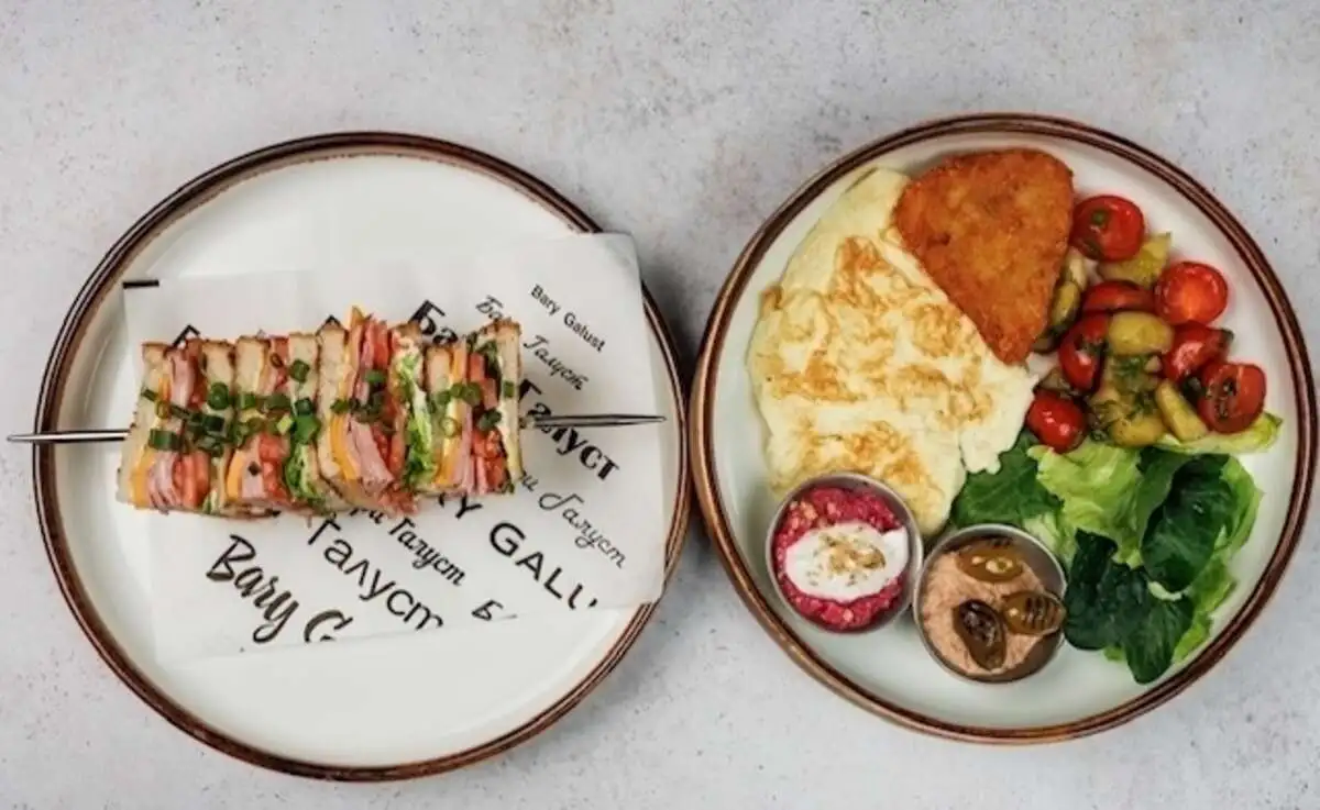 Фирменный завтрак и сэндвичем