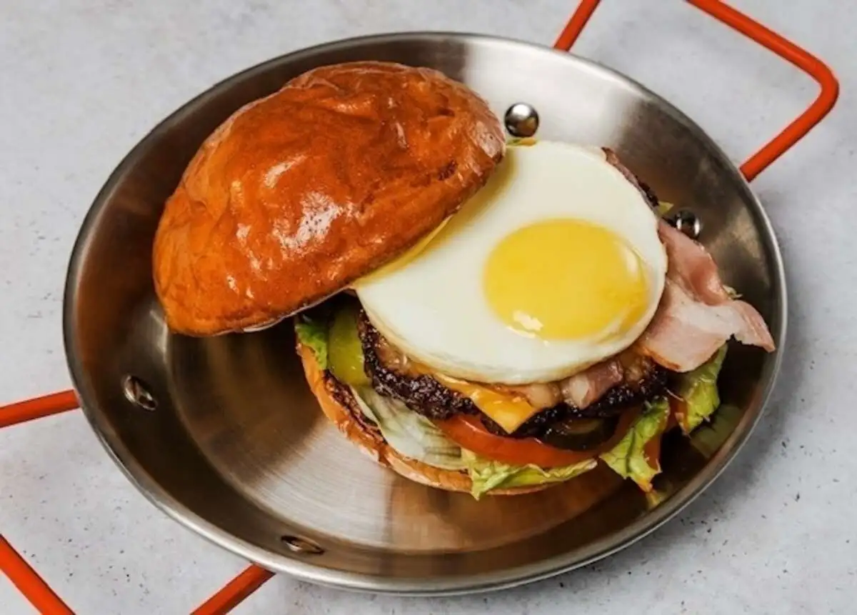 Бургер с яйцом 