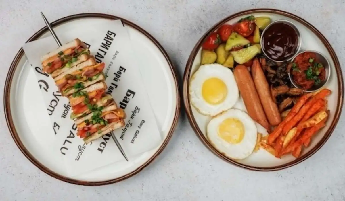 Завтрак с колбасками и сэндвичем