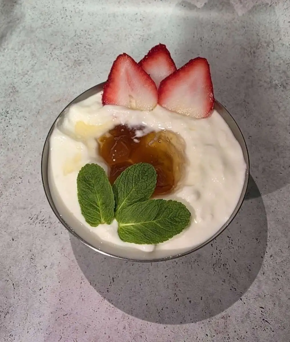 Мацун с вареньем из белой черешни 